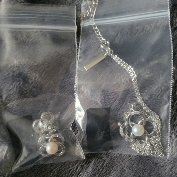 Vantel Crystal Clover Earring and Necklace Set - NEW - Picture 2 of 3